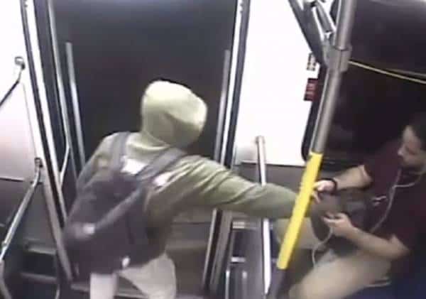 כך נגנב טלפון נייד היישר מהידיים של בעליו