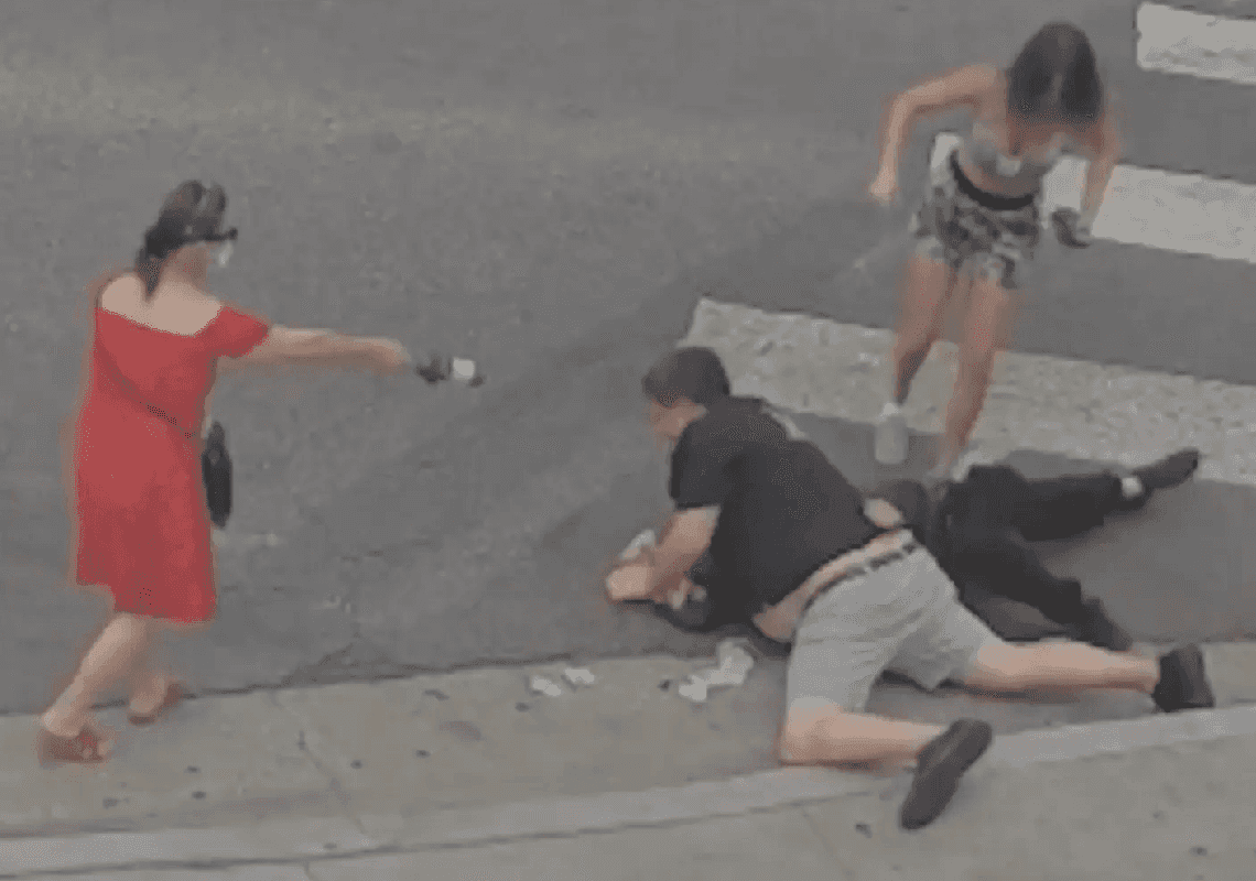 צפו: בעל מסעדה בלוס אנג'לס קופץ על הומלס ששדד קשיש 