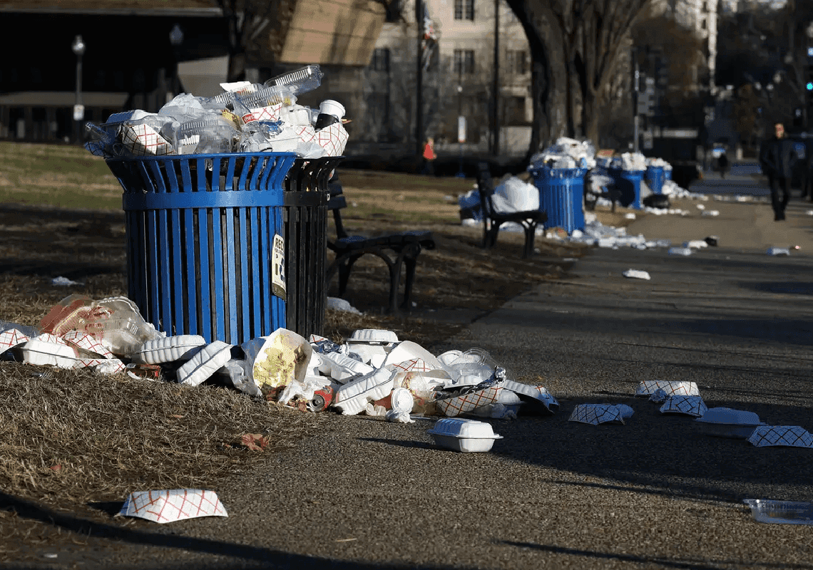 הסוף לפלסטיק: ממשל ביידן הכריז על תוכנית האוסרת על מוצרים חד פעמיים בפארקים