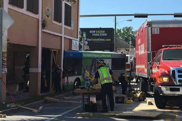 מיאמי: איך האוטובוס הגיע לתוך הבניין?