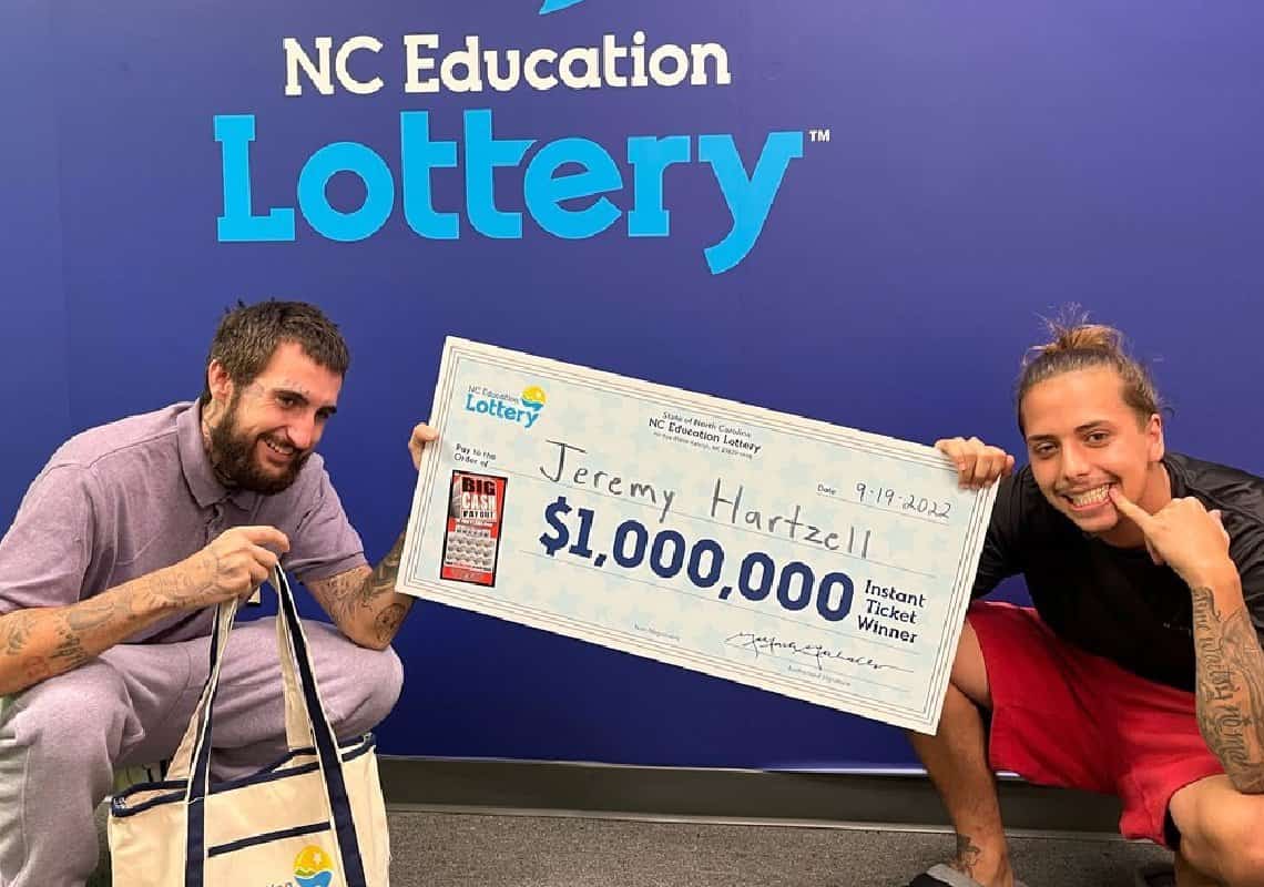 "הייתה לי תחושת בטן טובה": צעיר רכש כרטיס גירוד וזכה במיליון דולר