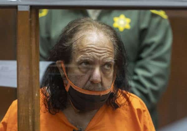 כוכב הפורנו המואשם באונס ממשיך להסתבך: "רון ג'רמי שכב עם נערה בת 17 בביתה בוודלנד הילס"