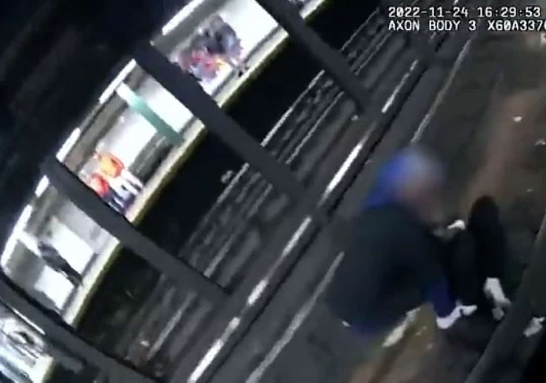 רגע לפני שרכבת נכנסה לתחנה בניו יורק: שוטרים הצילו גבר שנפל למסילה