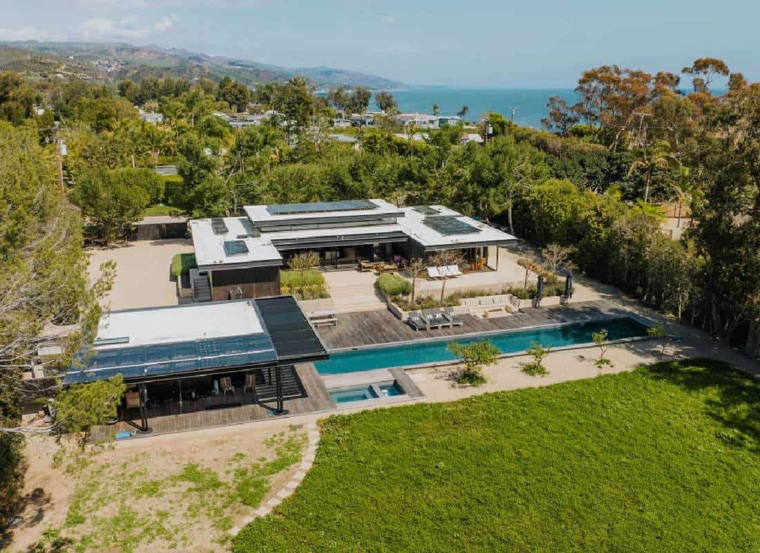 מ"תיקים באפלה" לבית עם המון אור: דייויד דוכובני מציע למכירה את האחוזה שלו במליבו ב-12.5 מיליון דולר