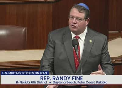 סערה בוושינגטון: חבר קונגרס יהודי דוחף ל“איסור כניסה למוסלמים” ולגירושים – והימין הפרו־ישראלי ממשיך לגבות