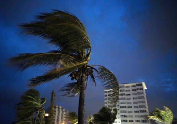 "דוריאן" מתקרבת לעבר חופי ארה"ב, תושבים רבים הורו להתפנות מבתיהם