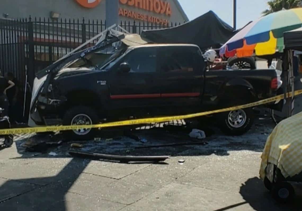 לוס אנג'לס: נהג טנדר איבד שליטה ופגע בקבוצת הולכי רגל