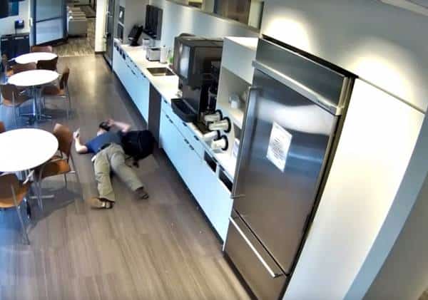 עובד החודש: תועד שופך קרח על הרצפה כחלק מהונאת ביטוח