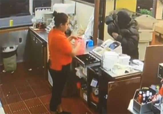 דרום קליפורניה: ירה בשודד תוך כדי המתנה בדרייב ת'רו