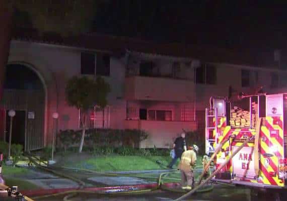 לוס אנג'לס: 80 בני אדם פונו מבתיהם בעקבות שריפות במתחם מגורים