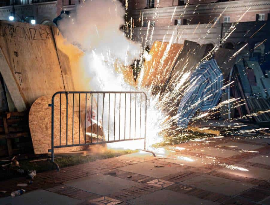 יהודים פשטו באישון-ליל על מאהל הטרור ב-UCLA - עימותים קשים ועשרות פצועים במקום