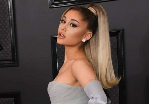 אריאנה גרנדה חושפת השקה של סינגל ואלבום חדשים