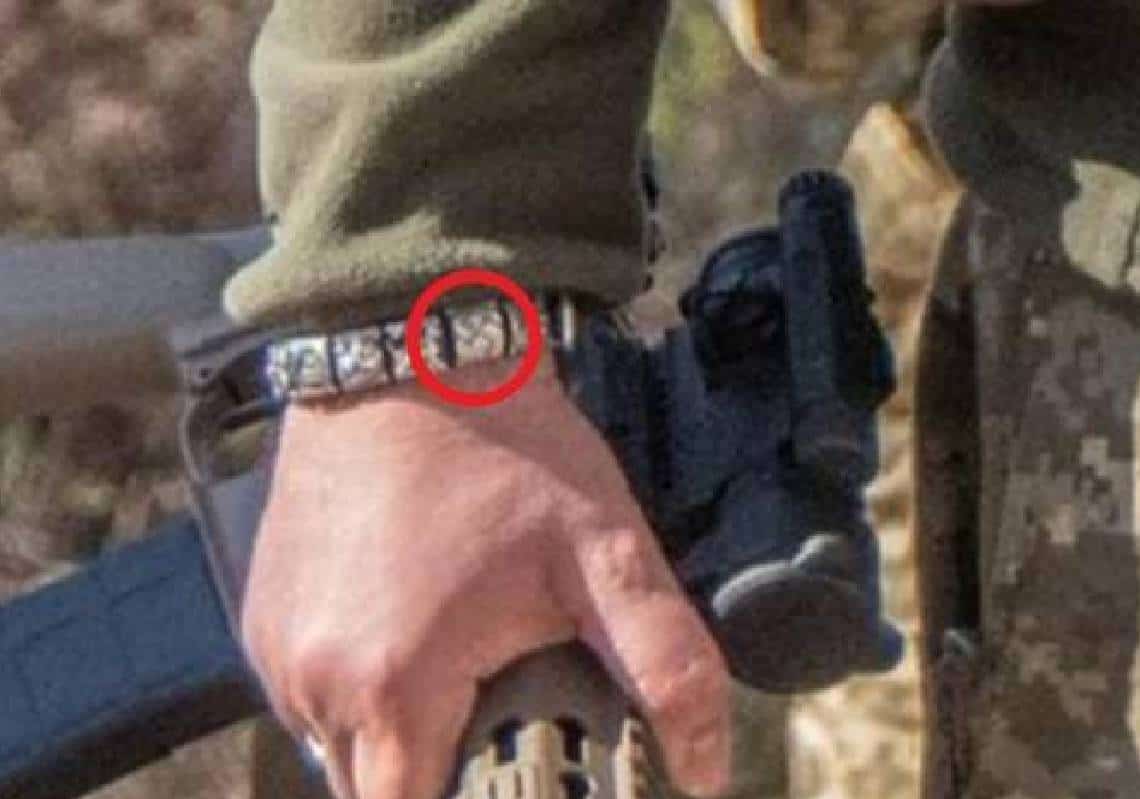 רמטכ"ל צבא אוקראינה צולם עם צלב קרס