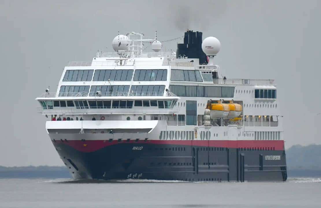 ‏ספינת תענוגות עם 266 נוסעים איבדה יכולת ניווט לאחר שגל עצום ניפץ את חלונותיה 