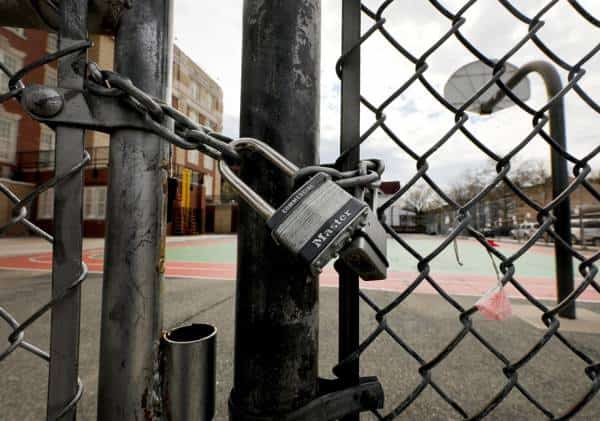 ממשל טראמפ דוחף לפתוח את בתי הספר, ניו יורק ולוס אנג'לס מגבשות נהלים משלהן