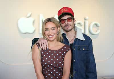 סערה ברשת: המעריצים של הילרי דאף קוראים לה להתגרש מבעלה