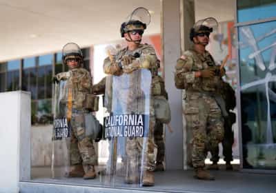 בצל ההתפרעויות: חיילים חמושים מצטרפים ל-ICE במעצרים בלוס אנג'לס