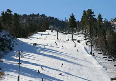 עונת הסקי בקליפורניה יוצאת לדרך: האתרים בביג בר נפתחים עם הטבה מיוחדת לילדים