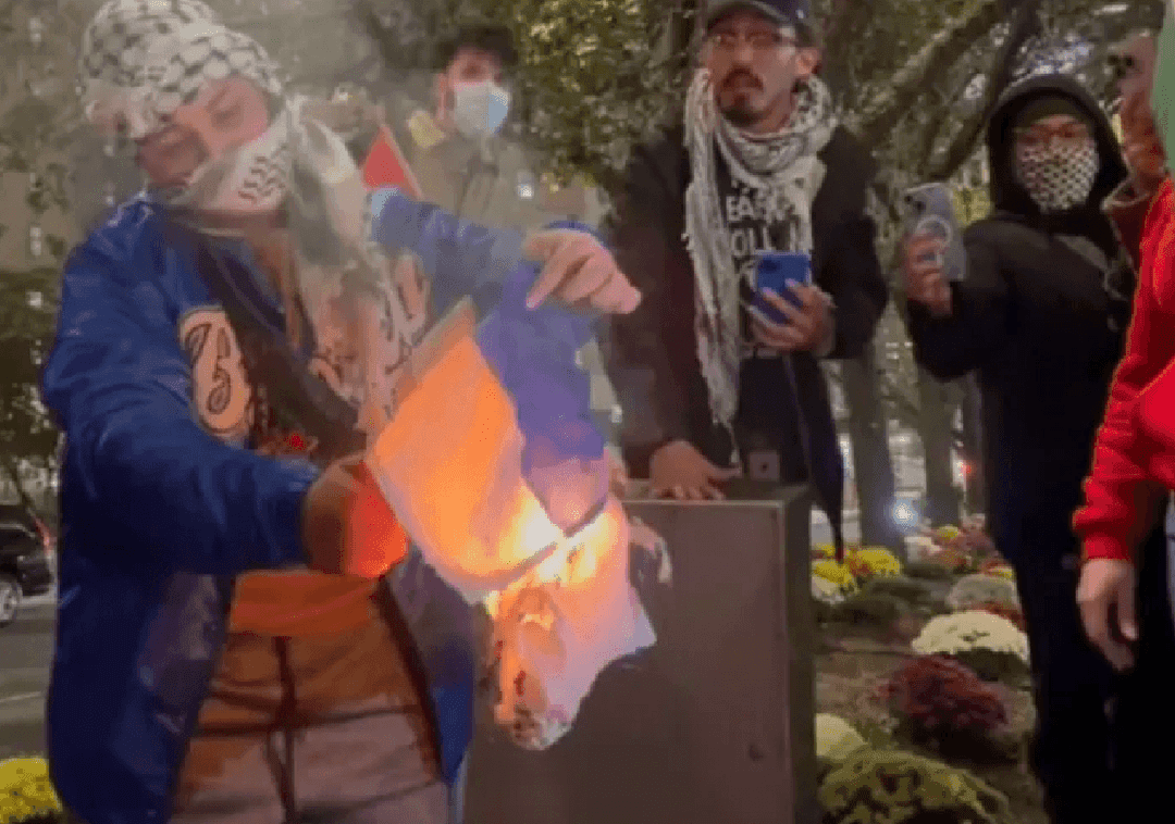 שרפו דגל ישראל והסירו את דגלי ארה"ב: הפגנות פרו פלסטיניות ברחבי ניו יורק