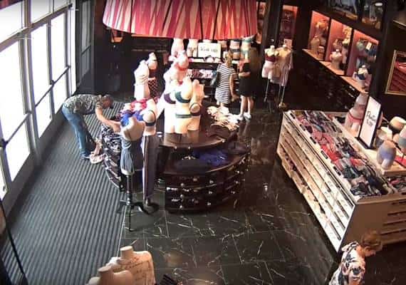 אלמוני הצליח לגנוב מוצרים בשווי אלפי דולרים מחנות "ויקטוריה'ס סיקרט" בפלורידה