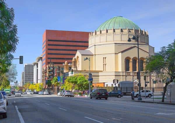 לקראת שבועות: קליפורניה תאפשר לבתי כנסת להיפתח מחדש