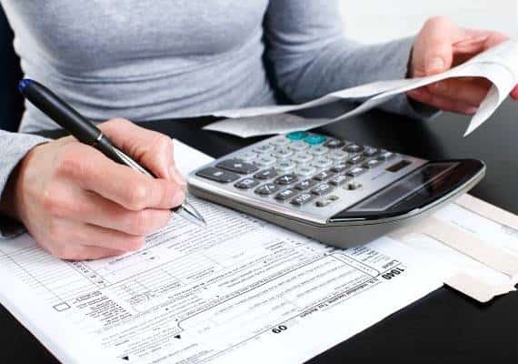 זמן מיסים – האם גם אתם צריכים למלא טפסי החזרי מס?