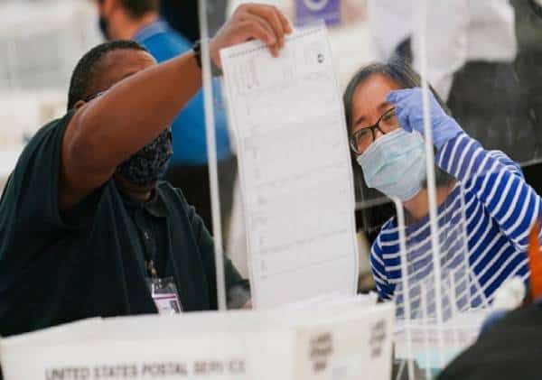 מהנדסת שעבדה בקלפי עלולה להפיל את המפלגה הדמוקרטית ולהפוך את תוצאות הבחירות
