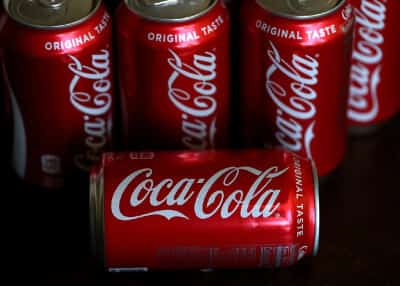 האם קנה סוכר באמת בריא יותר? קוקה־קולה מצטרפת לדיון עם משקה חדש