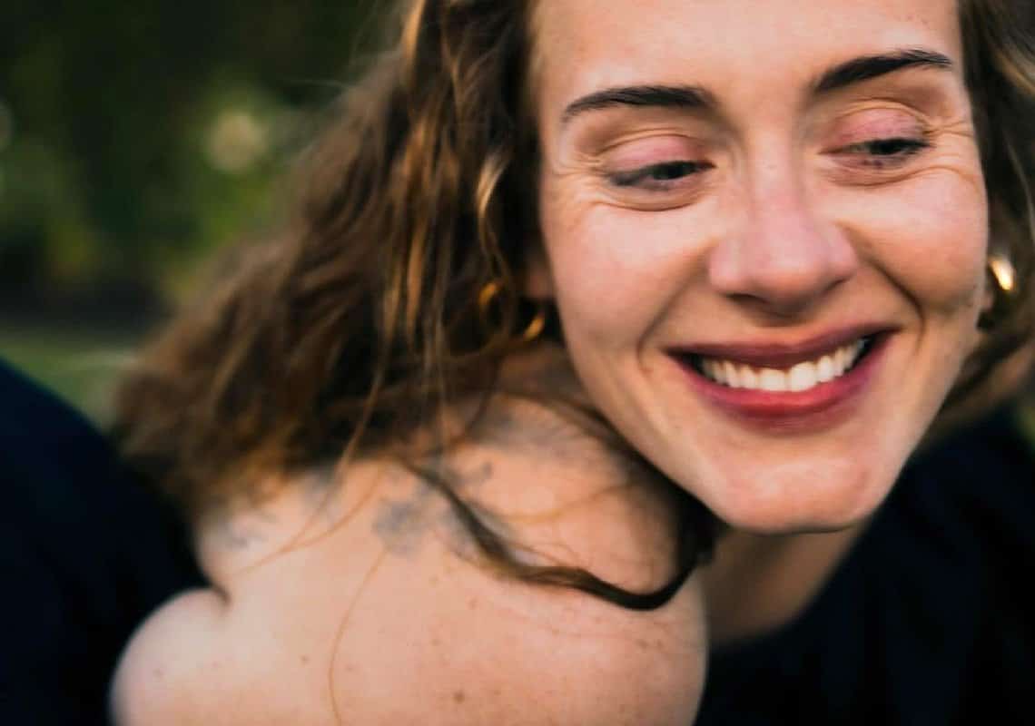 אדל חוגגת 34 ומשתפת תמונה אינטימית שחושפת פרט מפתיע 