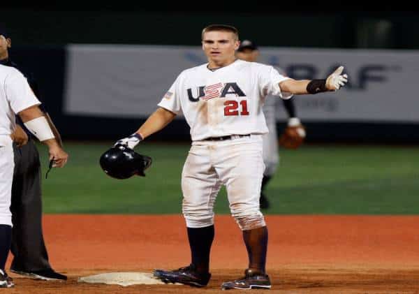 פלורידה: כוכב הבייסבול חשף עצמו במגרש החנייה של מרכז הקניות