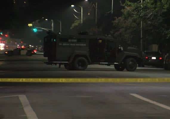  דרמה לאורך הלילה בוואלי לוס אנג'לס: חמוש התבצר בביתו ברסידה