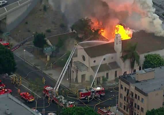 לוס אנג'לס: שריפה פרצה בכנסייה נטושה