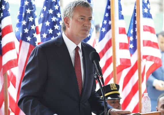 ניו יורק: ראש העירייה דה-בלאזיו טס במטוס מיוחד של היחידה ללוחמה בטרור לטקס - בזמן שהיה בחופשה