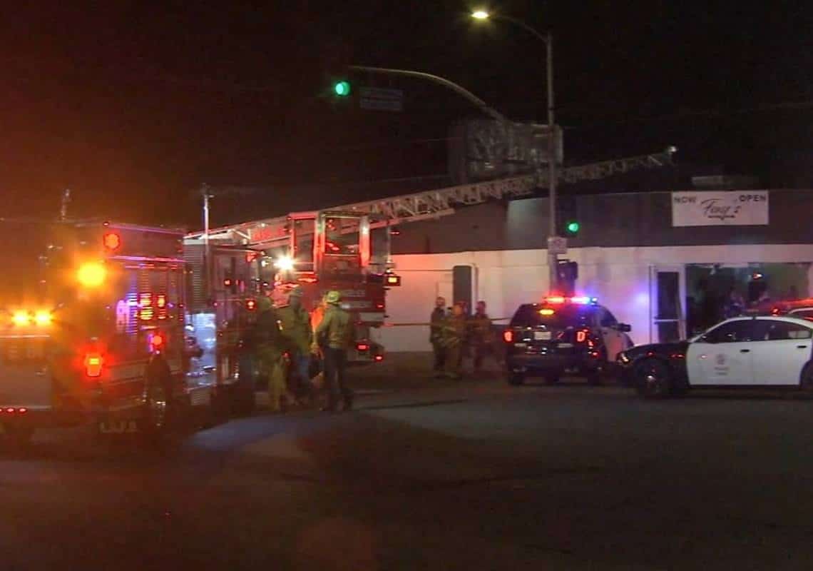 נהג איבד שליטה ופגע בבית עסק בוואלי לוס אנג'לס: אישה נהרגה, לפחות 7 נפגעו