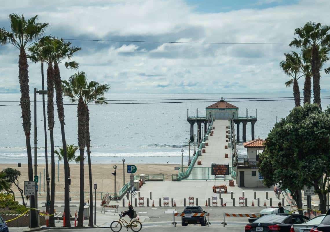 פשע שנאה בלב מחוז לוס אנג'לס: מדבקות אנטישמיות הופצו במנהטן ביץ'