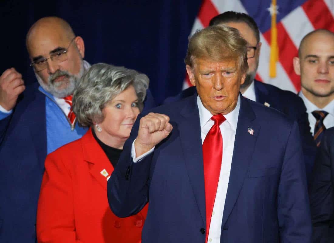 חשיפה מטלטלת: בכירה במטה טראמפ פוטרה אחרי שחשפה "הונאה והאזנות סתר"