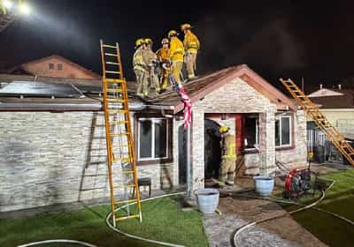 שני בני אדם נספו וחמישה נפצעו בשריפה שפרצה בבית פרטי בצפון לוס אנג'לס