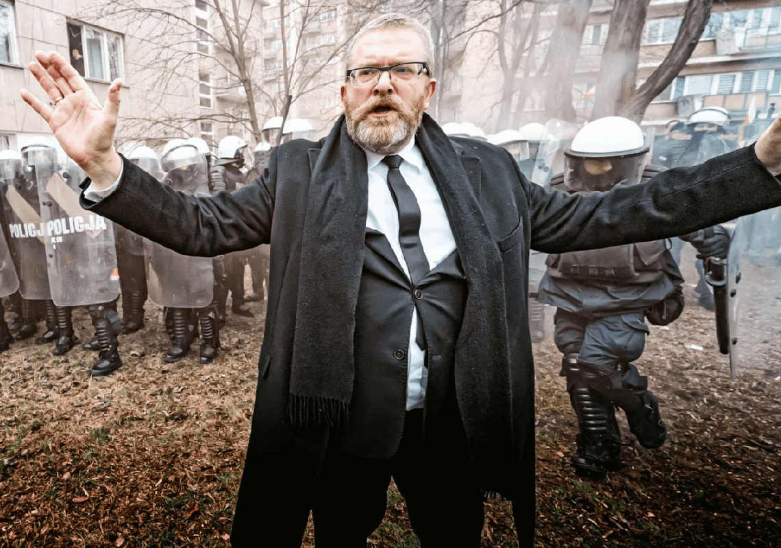 שפל חדש: חבר פרלמנט אירופי הפר דקת דומייה לזכר השואה - והאשים את ישראל ברצח עם