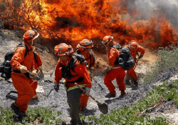 כשליש מן הלוחמים בשריפות ברחבי קליפורניה הם אסירים
