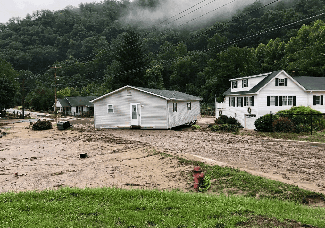 שיטפונות כבדים במערב וירג'יניה: למעלה מ-40 איש נעדרים, יותר ממאה בתים נהרסו