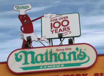 נקניקייה ב־5 סנט שהפכה לסמל אמריקאי: נייתנ'ס פיימוס נמכרת ב־450 מיליון דולר