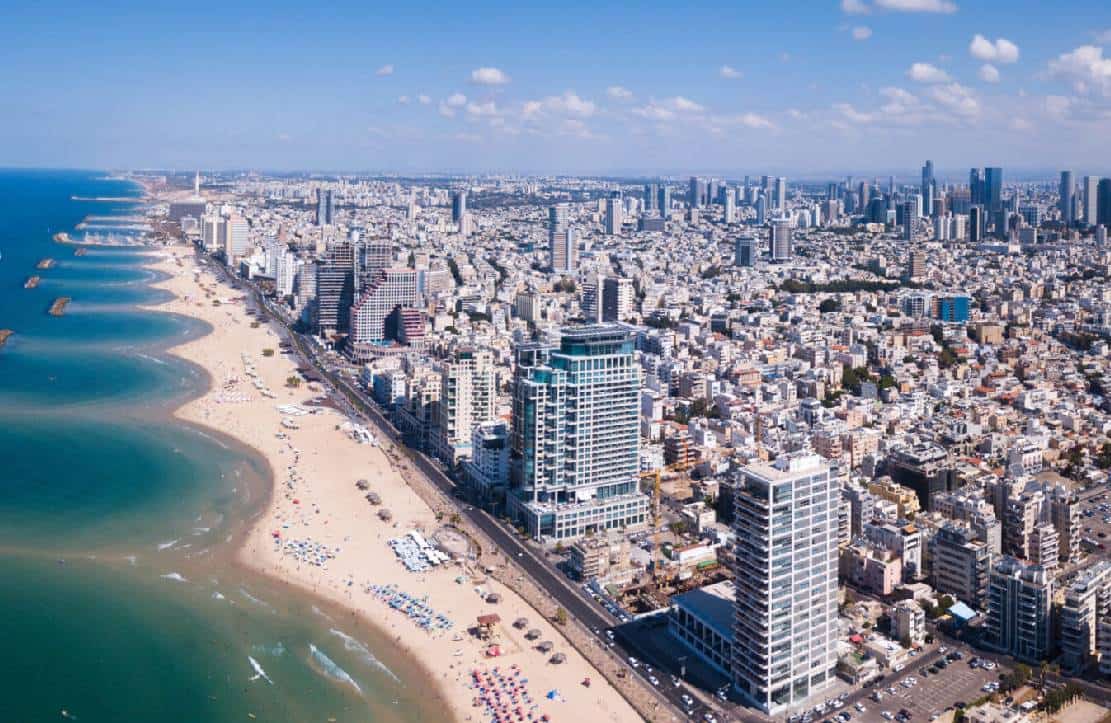 ‏צפו: פאניקה בחופי תל אביב כשיותר מ-470 רקטות מעזה נוחתות בישראל‏