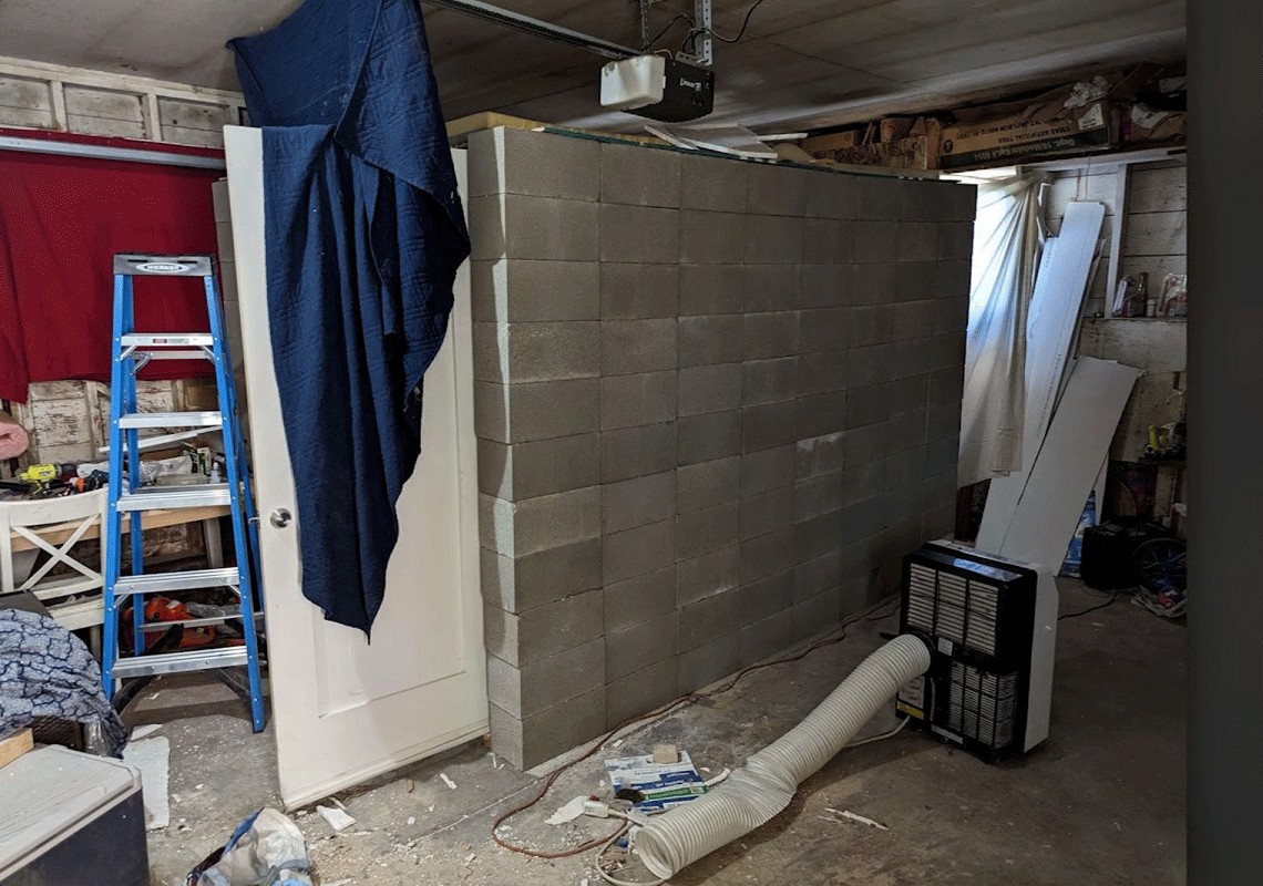 כמו בסרט אימה: אישה נמלטה מצינוק ביתי אליו נחטפה ונכלאה - חשד לקורבנות נוספים ברחבי המדינה