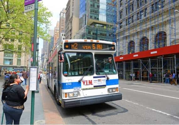 נהגי אוטובוס בתחבורה הציבורית בניו יורק ממשיכים לנהוג למרות עברות משמעת ותנועה