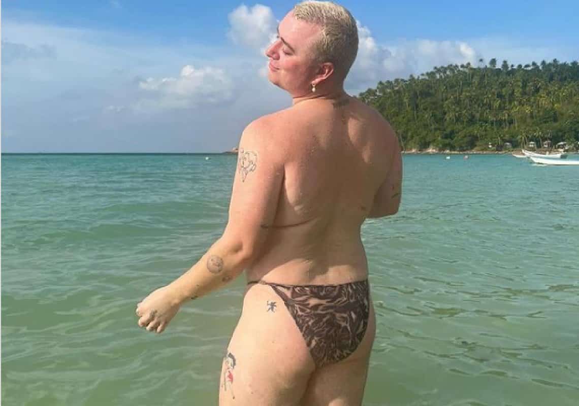 סת סמית׳ חוגג קבלה עצמית בחוף הים: ״תמיד אהיה במלחמה עם המראה״