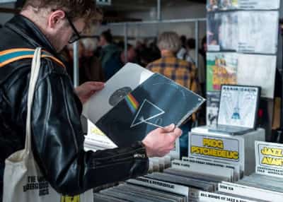 רק ליום אחד: סאנסט סטריפ מתמלא תקליטים, די־ג'ייז ומבצעים מיוחדים