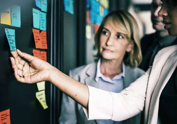 נשים רבות חוששות להגיע לגיל 80 בלי חסכונות. מה הן יכולות לעשות כבר היום?