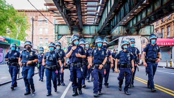 תושבי ניו יורק פורקים כל עול: התנגחויות עם השוטרים וגל מעצרים אינטנסיבי בסופ"ש במסיבות מחתרתיות לנוכח ההגבלות