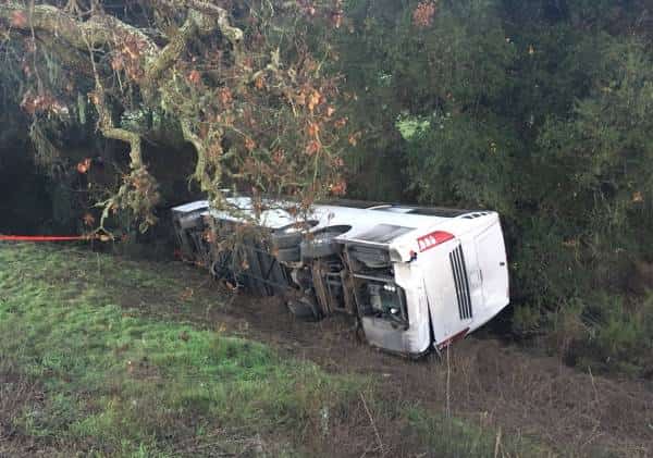 דרום קליפורניה: פצועים בהתהפכות אוטובוס 