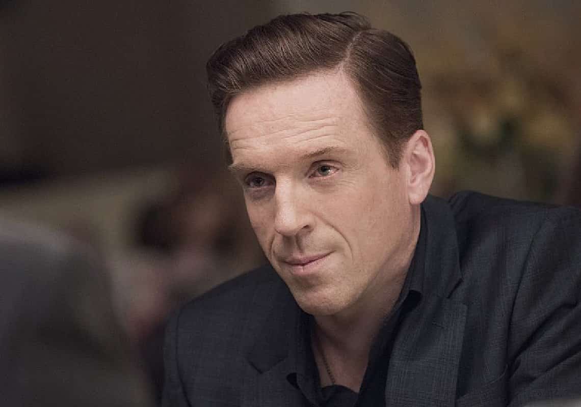 שנה לאחר שאיבד את אשתו למחלת הסרטן: כוכב ״הומלנד״ חובק בת זוג חדשה